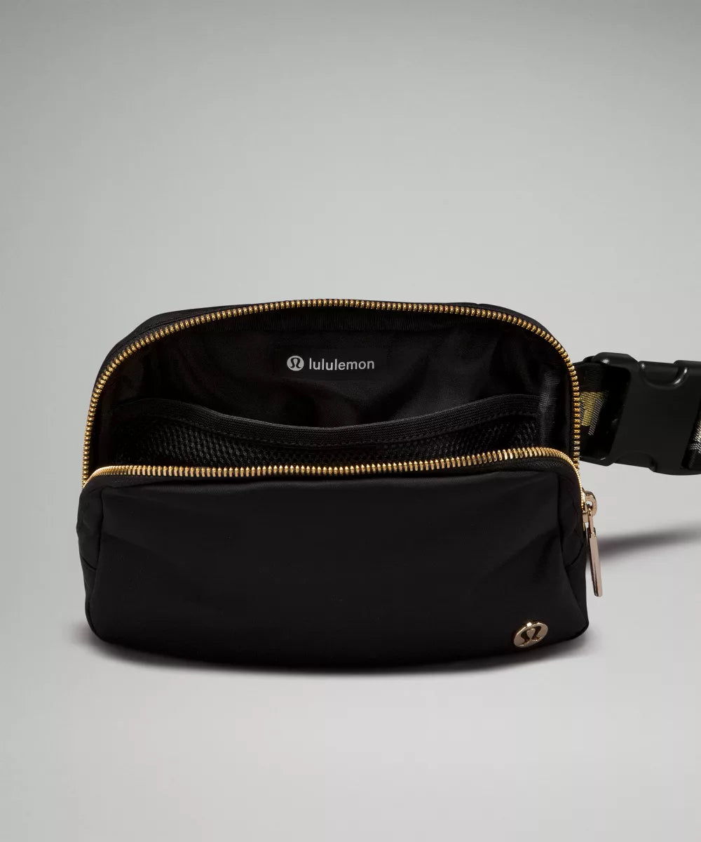 Lululemon Everywhere Belt Bag, Athletica Fanny Packs, Crossbody Gym Bags, Fashion Waist Packs with Adjustable Strap ( Black/Gold )